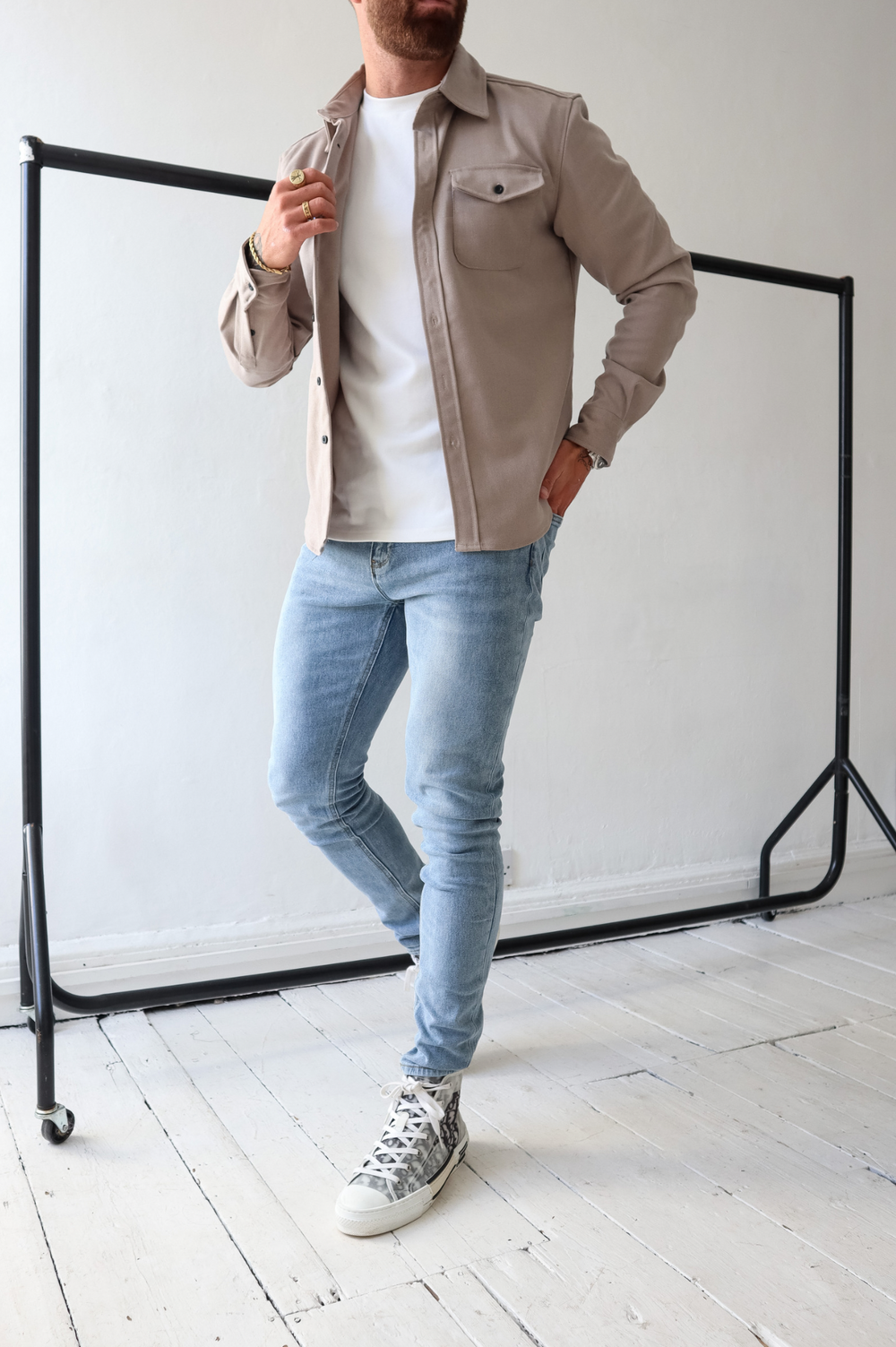 Men's regular fit button-up overshirt jacket featuring chest pockets, perfect for layering and casual outings. 1