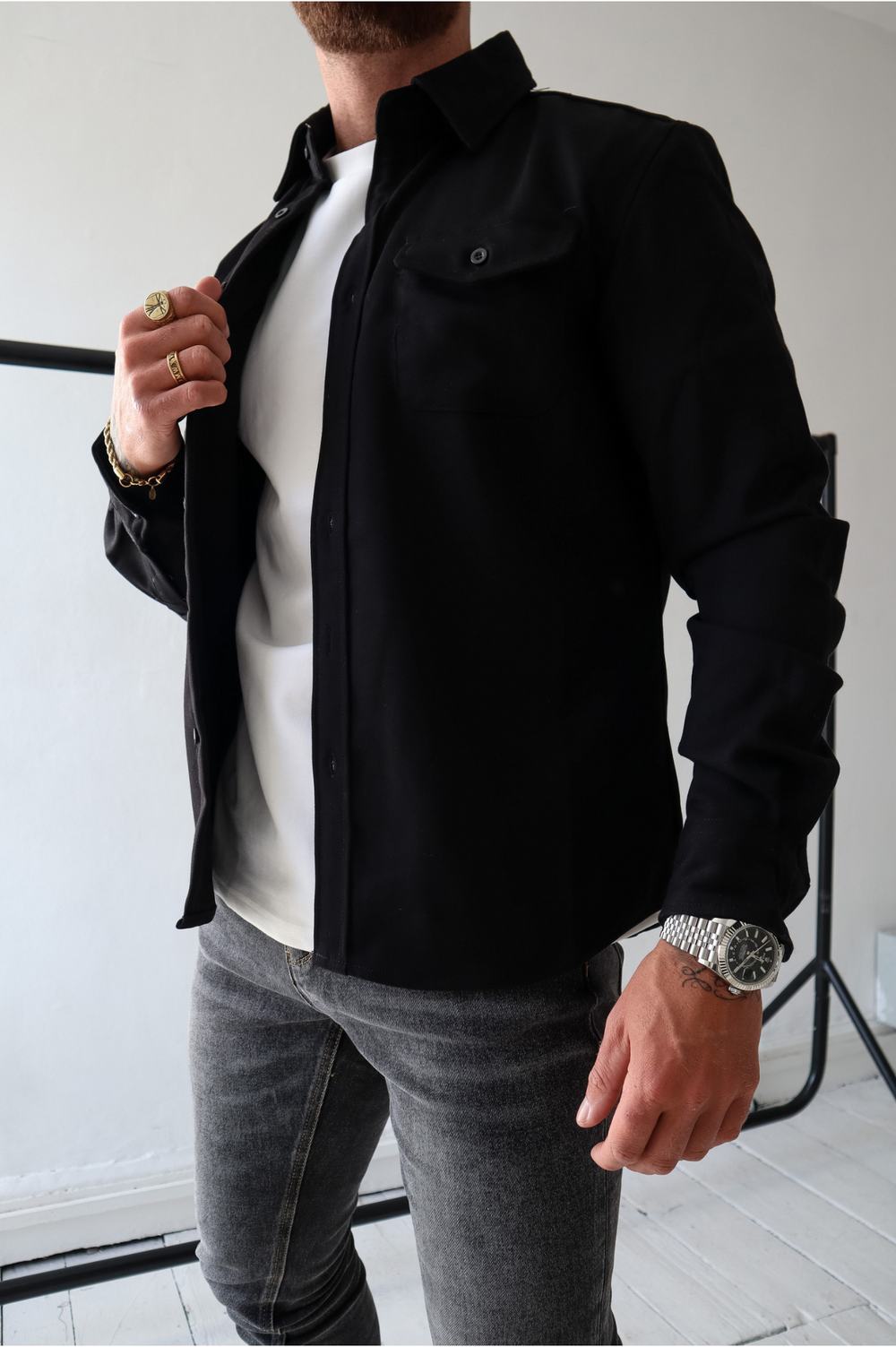 Men's regular fit button-up overshirt jacket featuring chest pockets, perfect for layering and casual outings. 2