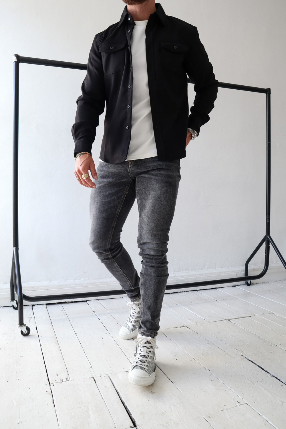 Men's regular fit button-up overshirt jacket featuring chest pockets, perfect for layering and casual outings. 3